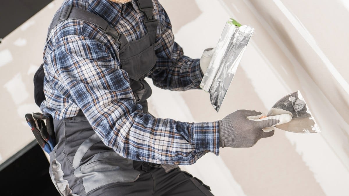 applying joint compound to a drywall surface